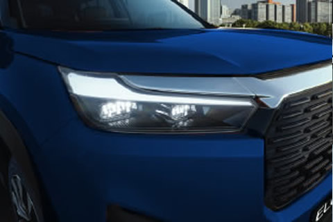 <strong>LED Projector Headlamps with Integrated LED DRLs & Turn Indicators</strong><br>Sharp LED headlights with long lighting area provide clear visibility especially during the night. 