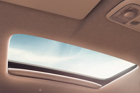 <strong>One-Touch Electric Sunroof</strong><br>Convenient to operate electric sunroof that makes the cabin extra roomy with natural light.