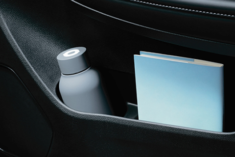 <strong>Door Bottle Holders (1L each) with Map Pockets</strong><br />Smartly designed door pockets to hold items conveniently.