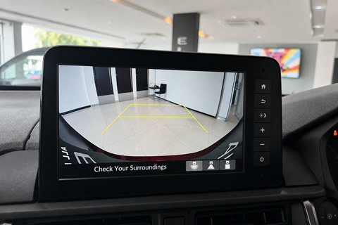<strong>Rear Wide Camera</strong><br>Reverse in and out easily with a top view, normal view (130°) or wide rear view (180°) along with guidelines. 