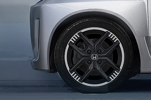 <strong>Blister Fenders</strong><br>Flared fenders house wide tyres for a strong, planted stance.