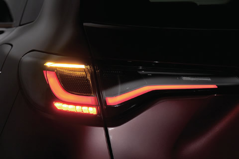 <strong>Horizontal-style LED Tail-lights</strong><br>A dynamic lighting signature that reinforces width, stability, and modern sophistication.