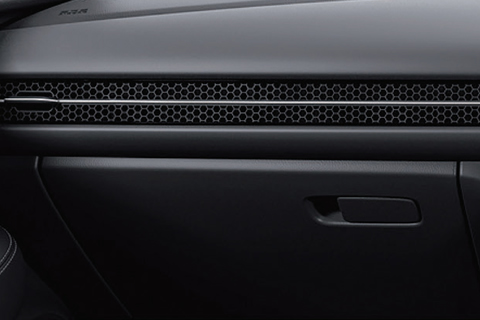 <strong>Honeycomb-mesh Air Vent Dashboard</strong><br>Elegant, seamless airflow integration enhances interior aesthetics. </strong>
